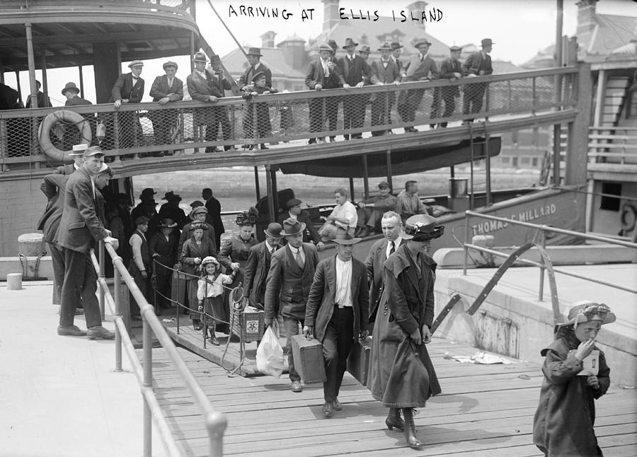 european-immigrants-disembarking-everett